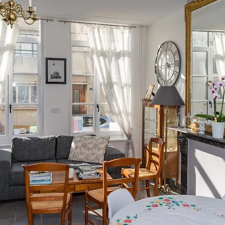 D'hotes Les Cles Des Places Bed & Breakfast
